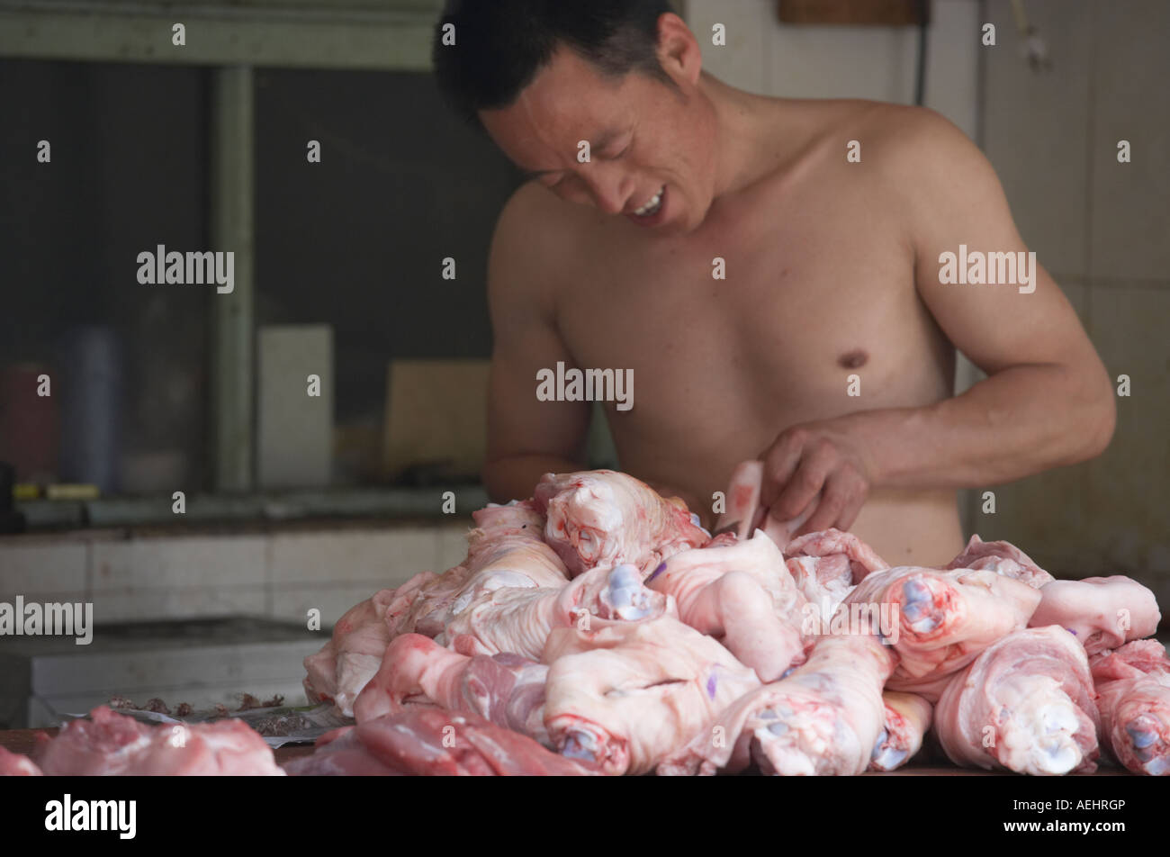 Man preparing chicken at hutong food stall, China Beijing Xicheng District Zhengjue Hutong. Stock Photo