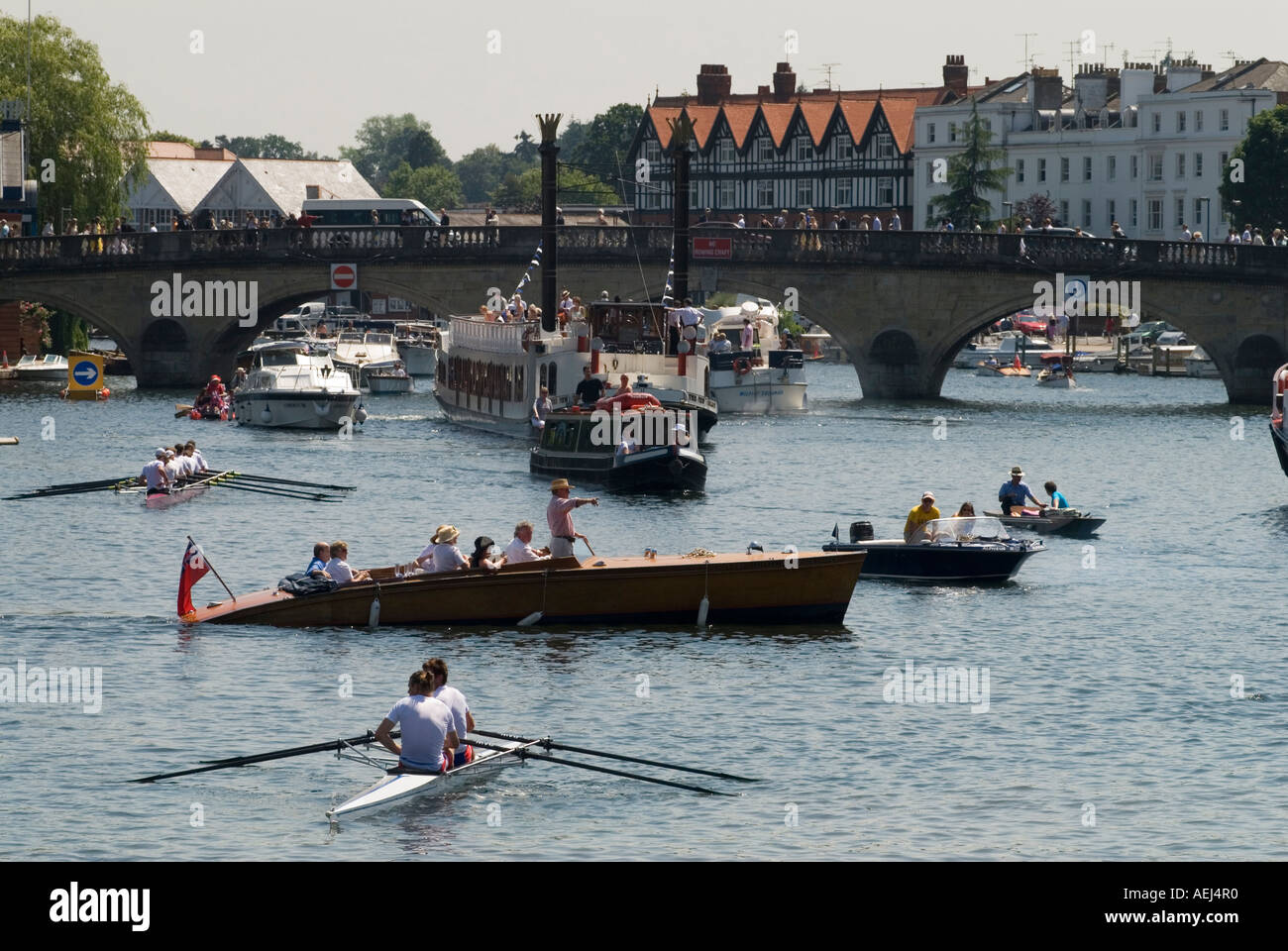 Henley on thames rowing boats hi-res stock photography and images - Alamy