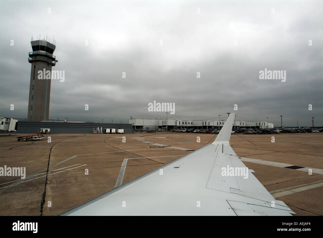 Wing of an airplane waiting on the tarmac airport Stock Photo - Alamy