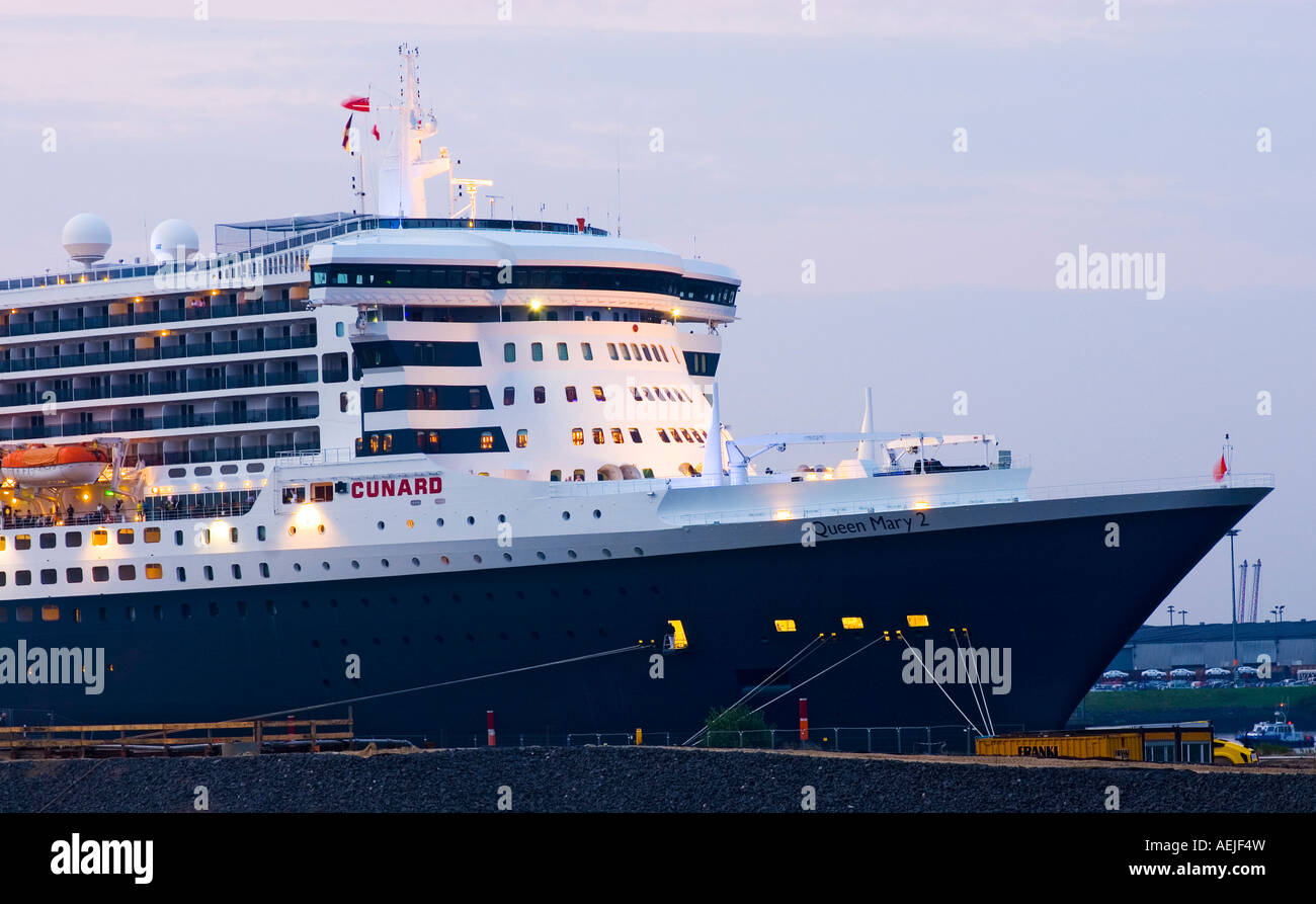 Queen Mary 2 visits Hamburg Harbour in July 2007, Hamburg, Germany Stock Photo