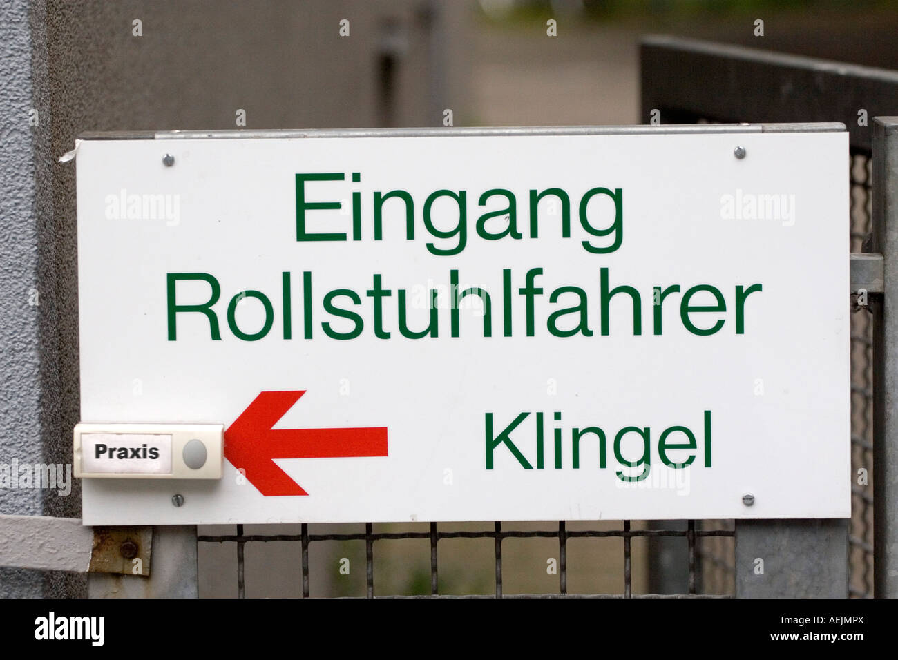 Disabled entrance sign hi-res stock photography and images - Alamy