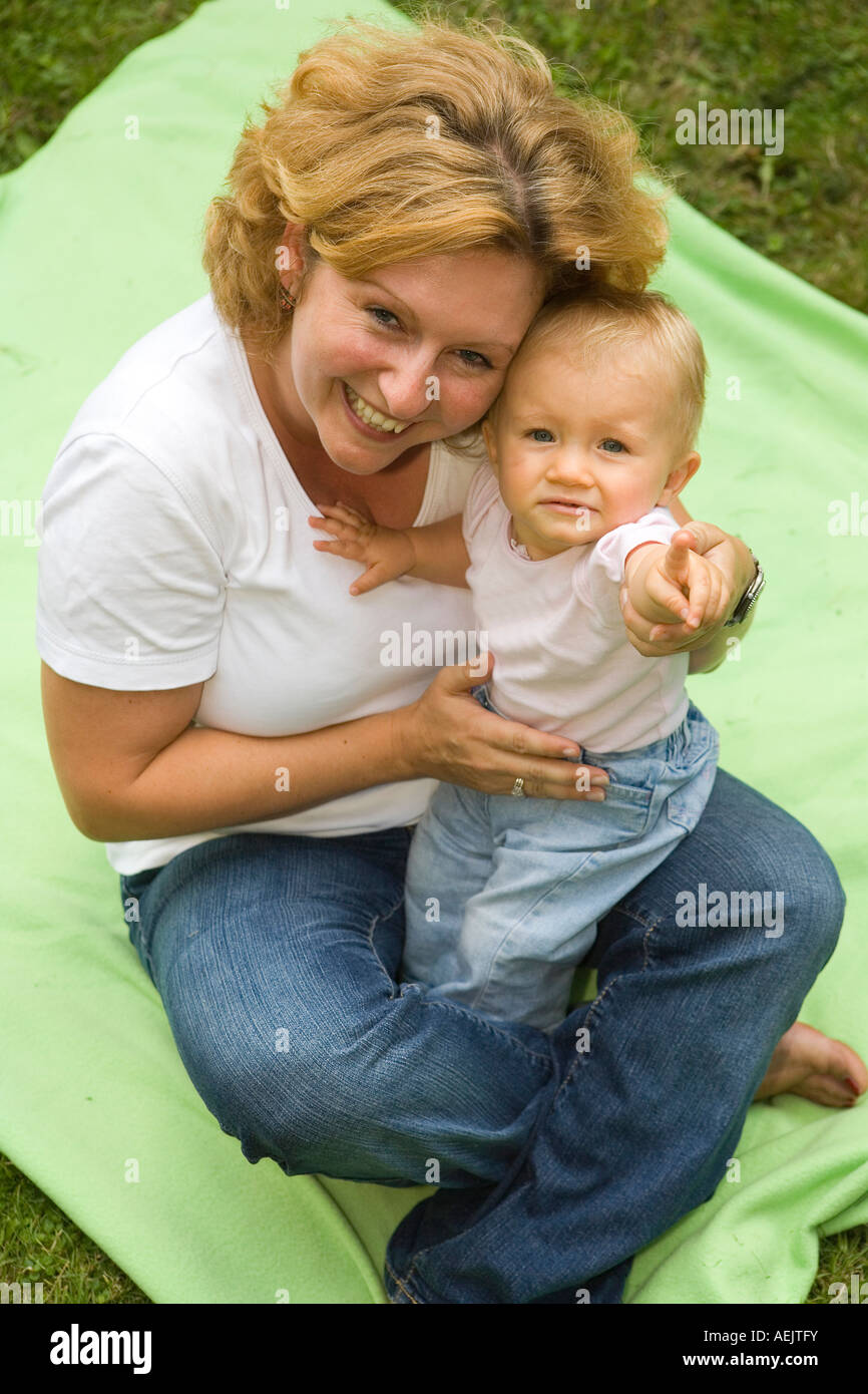 a-young-woman-and-her-10-month-old-baby-girl-stock-photo-alamy