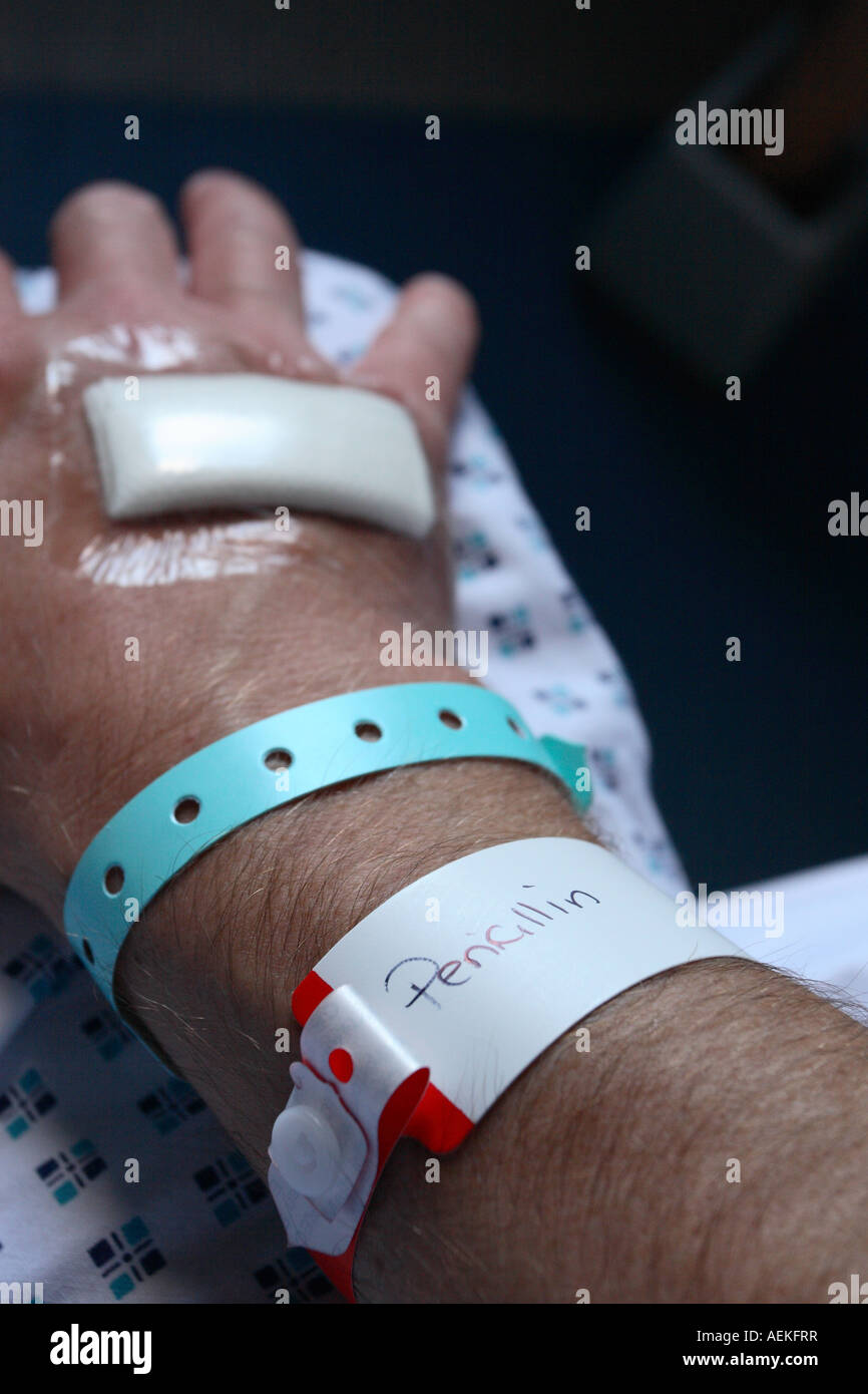 Hospital patient with wristband identifying an allergy to Penicillin Stock  Photo - Alamy