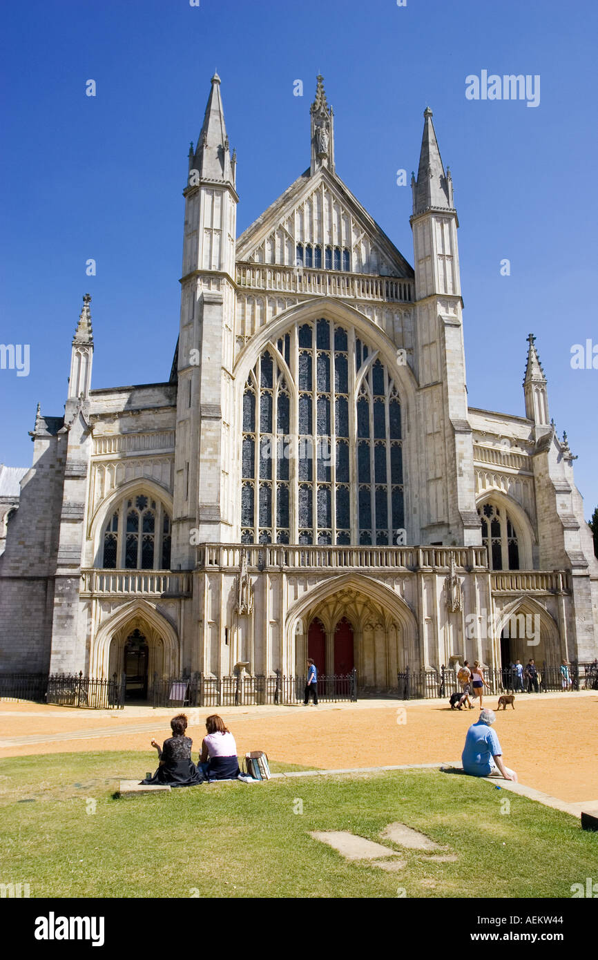Winchester cathedral window hi-res stock photography and images - Alamy
