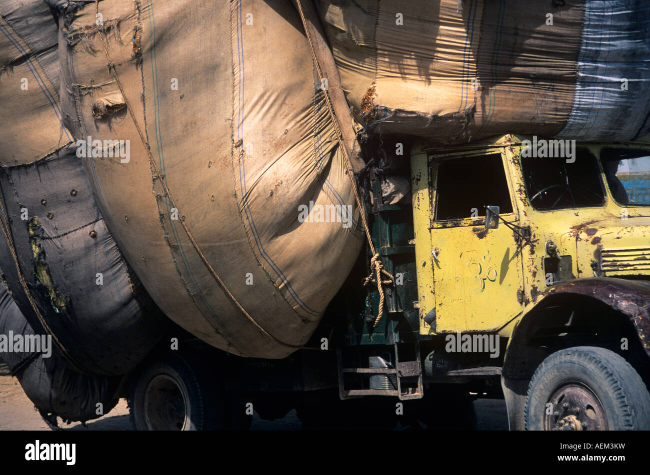 Overloaded truck india hi-res stock photography and images - Alamy