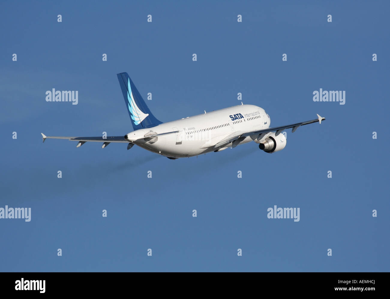 Airplane climb rear view hi-res stock photography and images - Alamy
