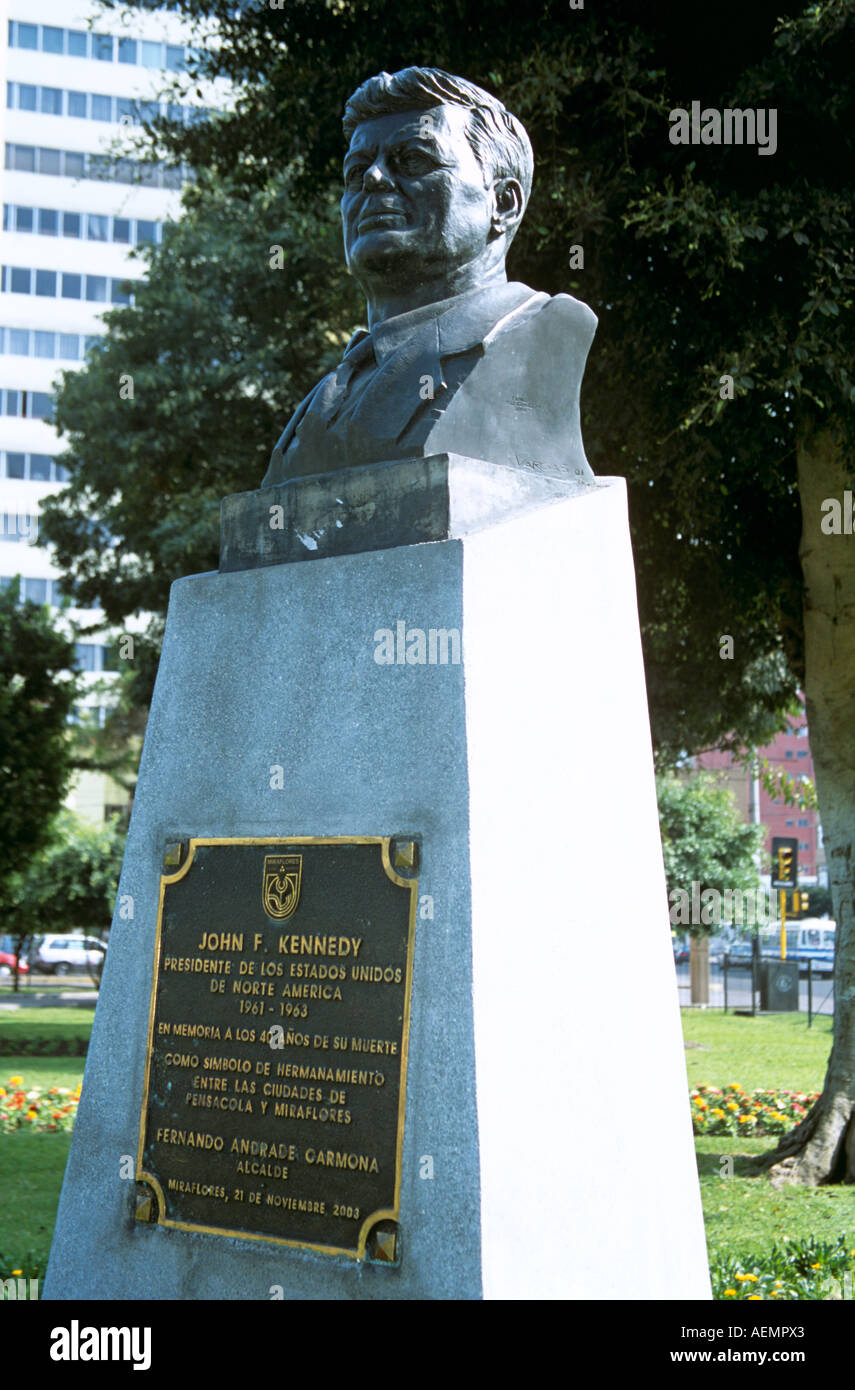 Statue of President John F. Kennedy, Parque Kennedy (Kennedy Park), Miraflores, Lima, Peru Stock Photo