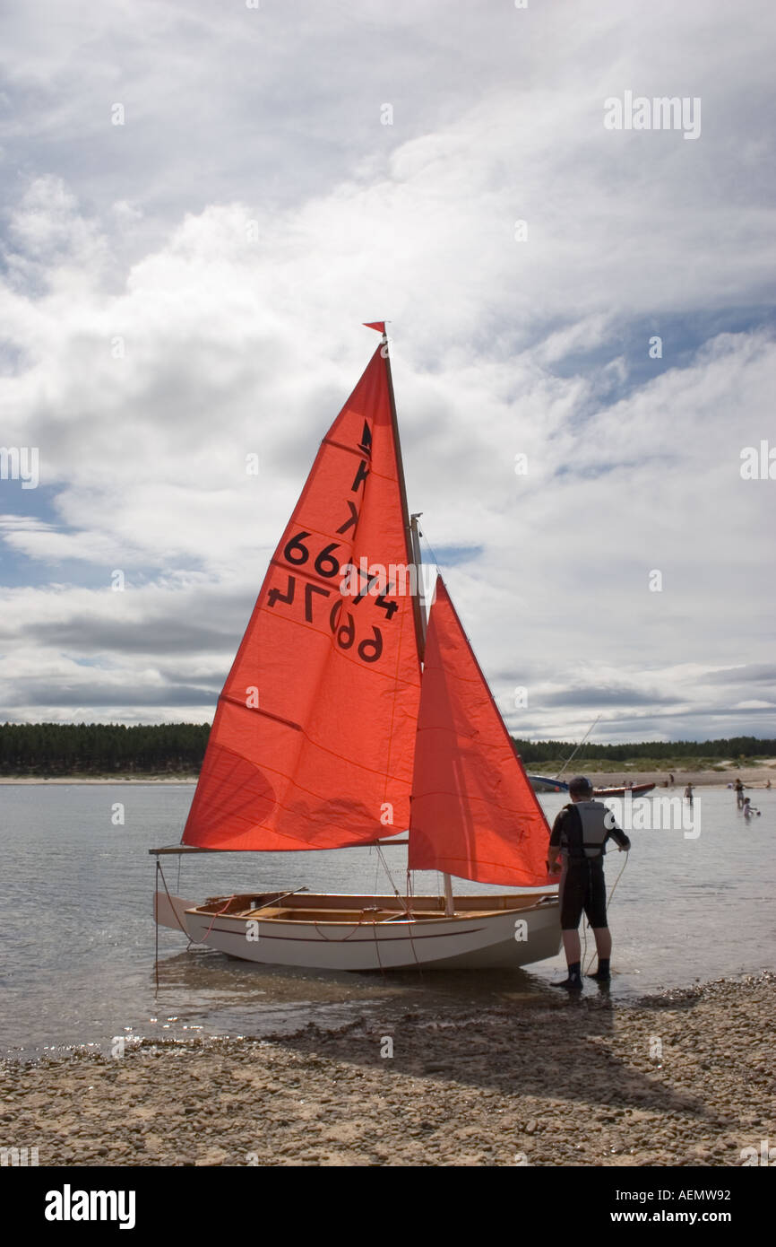 Launching a yacht with red sails, Sailing boats Boat Findhorn Bay Royal Findhorn Sailing Club, Aberdeenshire, UK Stock Photo