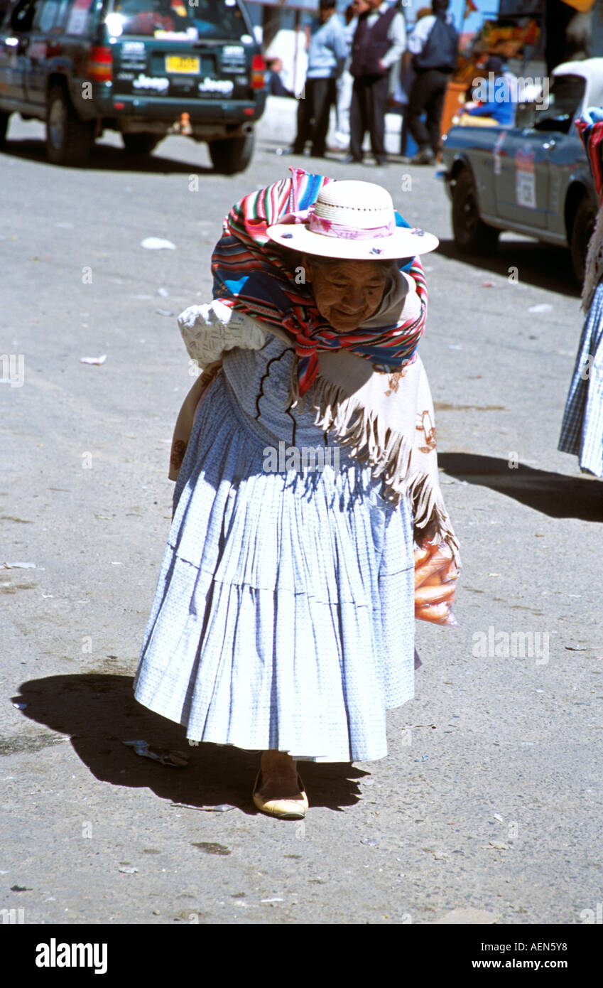 Old lady shopping, Kasani, Bolivia Stock Photo
