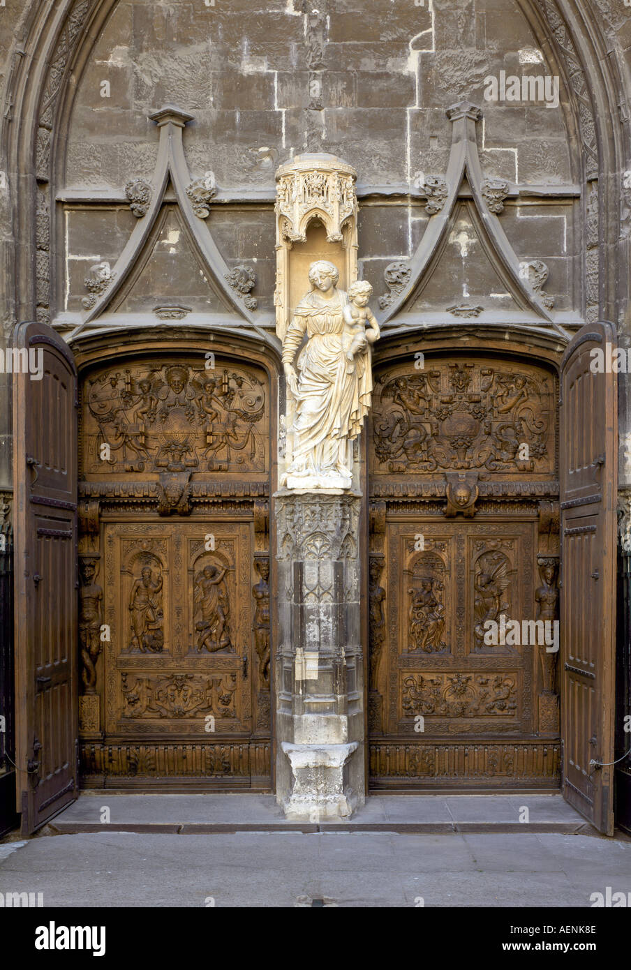 Avignon, St-Pierre, Marienfigur am Westportal Stock Photo