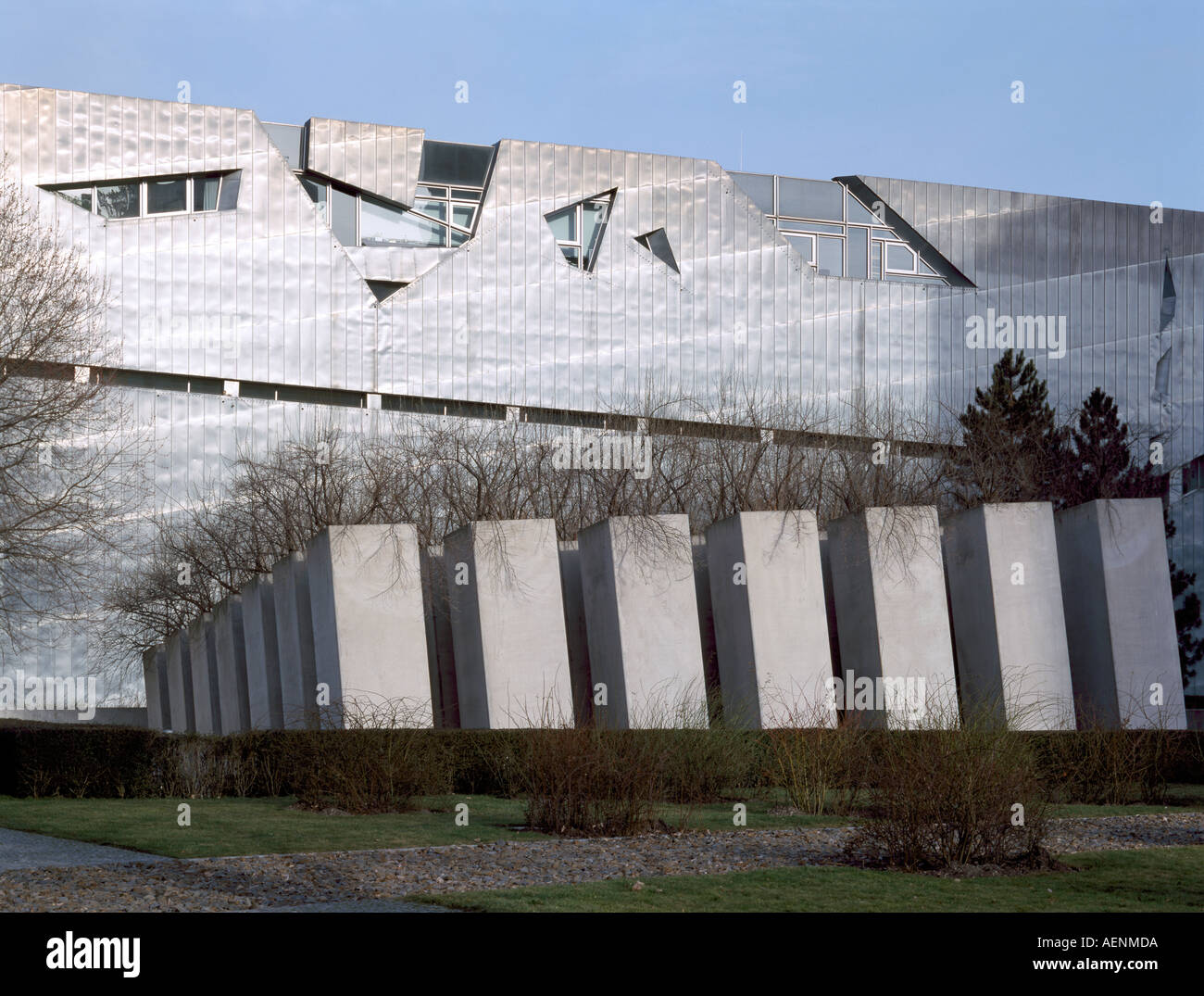 Berlin, Jüdisches Museum, Daniel Libeskind, 1994-98, davor E.T.A.-Hoffmann-Garten Stock Photo