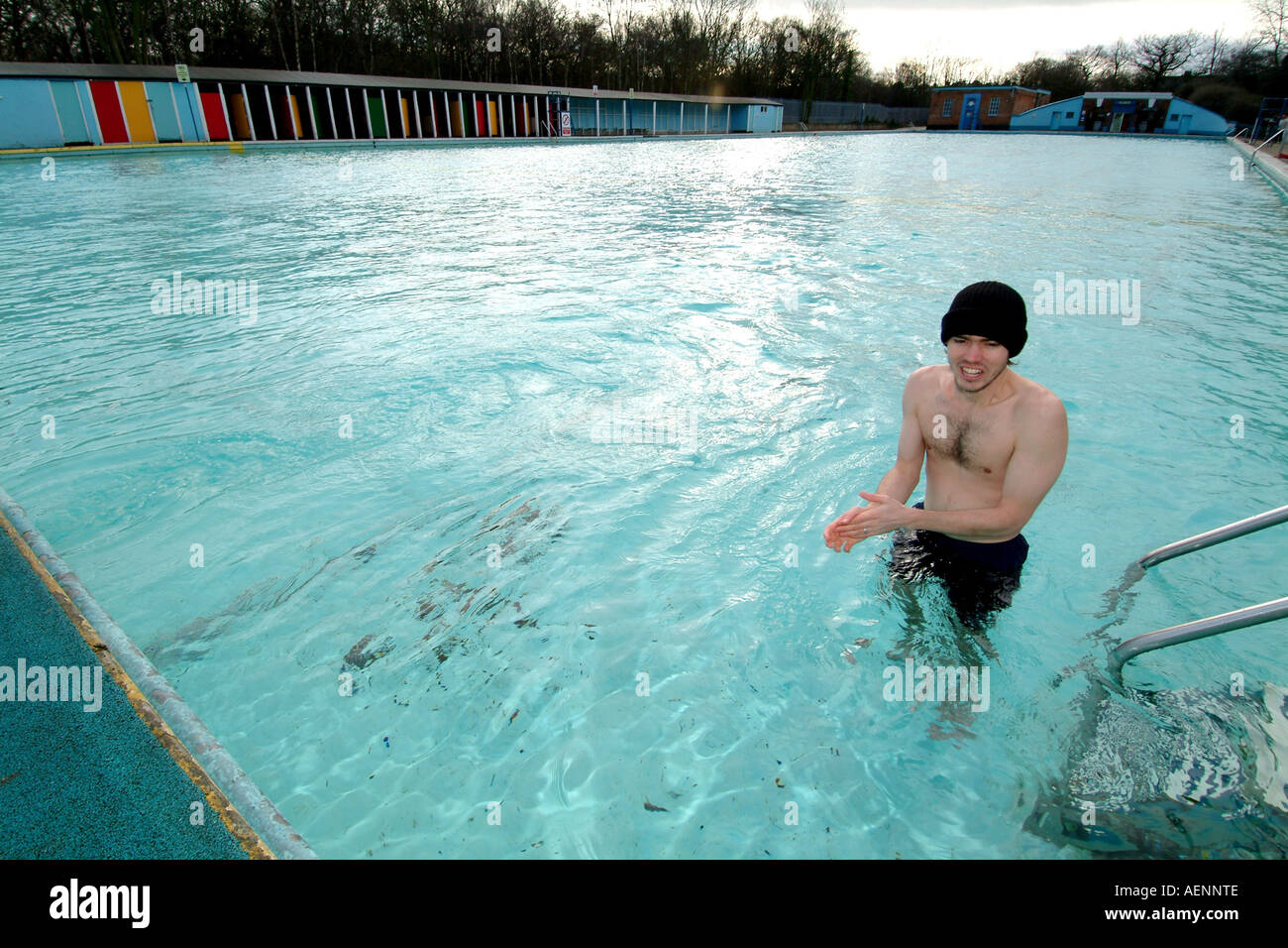 Cold water swimmers tooting bec hi-res stock photography and images - Alamy