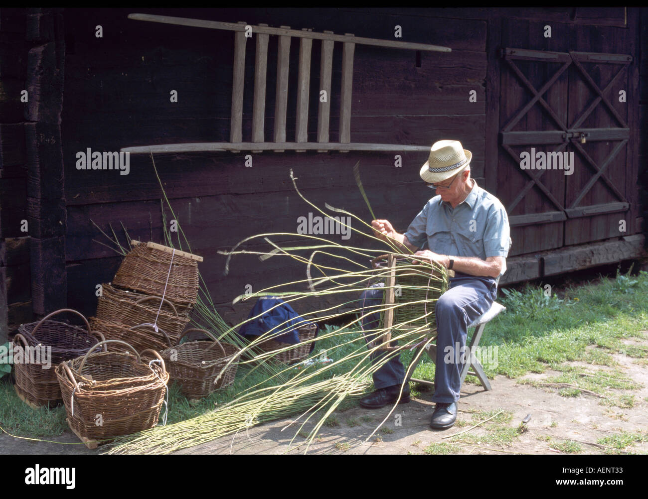 Lehde, Freilandmuseum, Korbflechter Stock Photo