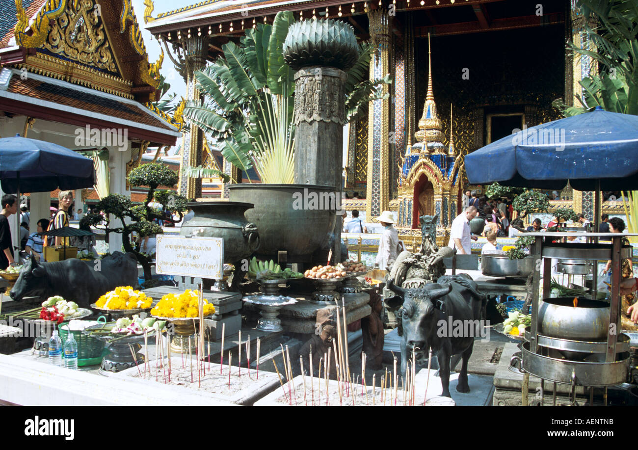 Incense burning bangkok shrine hi-res stock photography and images - Alamy
