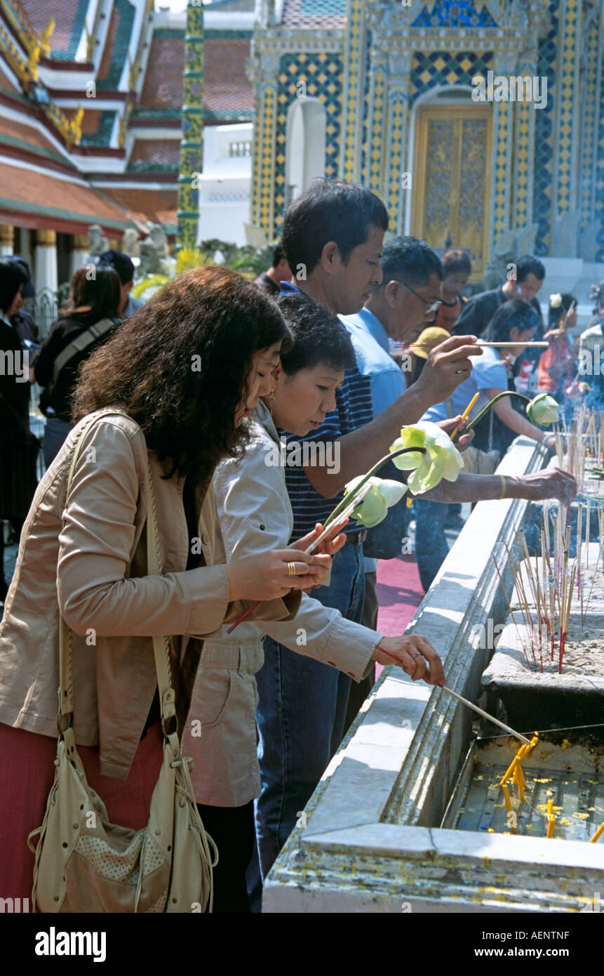 Incense burning bangkok shrine hi-res stock photography and images - Alamy