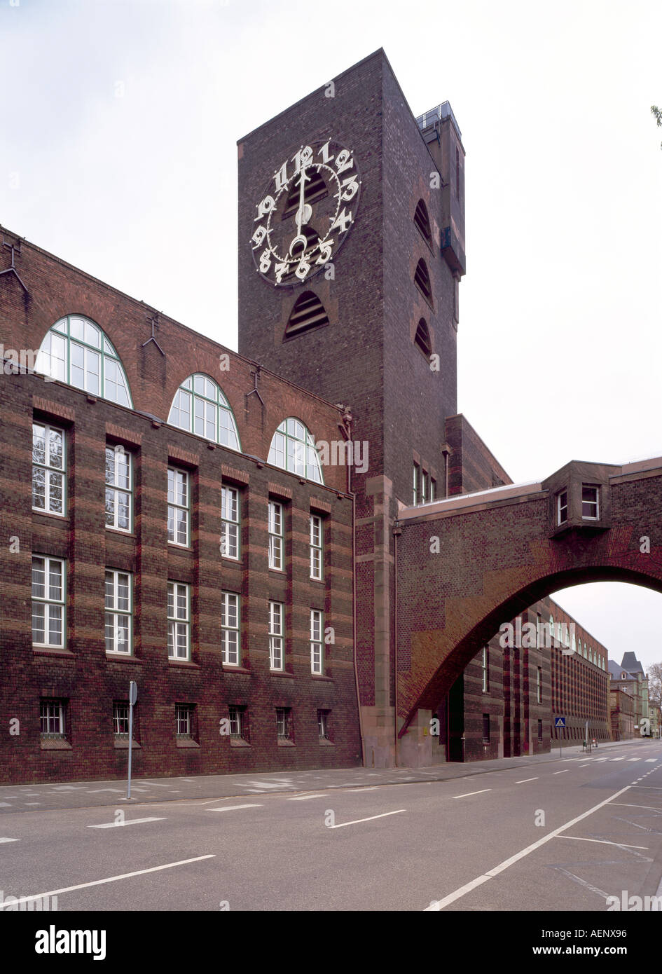 Frankfurt-Hoechst, Hoechst AG, Verwaltungsgebäude von Peter Behrens, Brücke und Uhrenturm Stock Photo