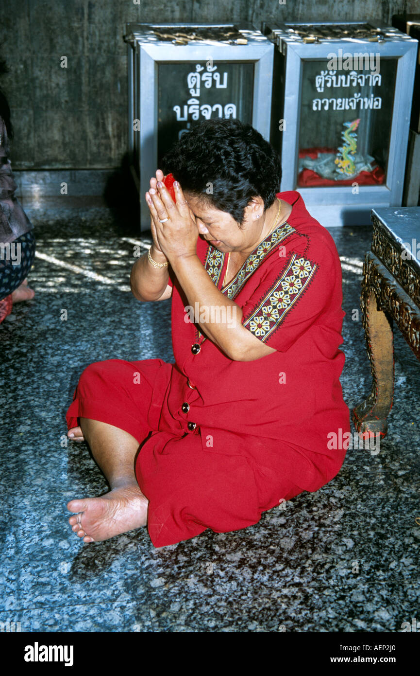 Worshipper praying, San Phra Kan Shrine, Lopburi, Thailand Stock Photo