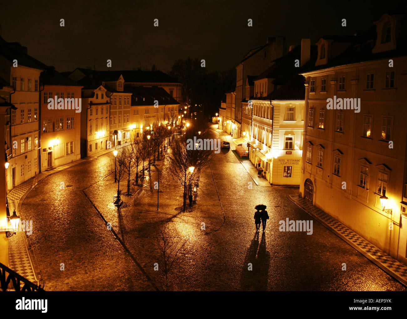 REISE Prag Tschechische Republik Menschen im Regen auf einem Platz in der Prager Innenstadt Stock Photo