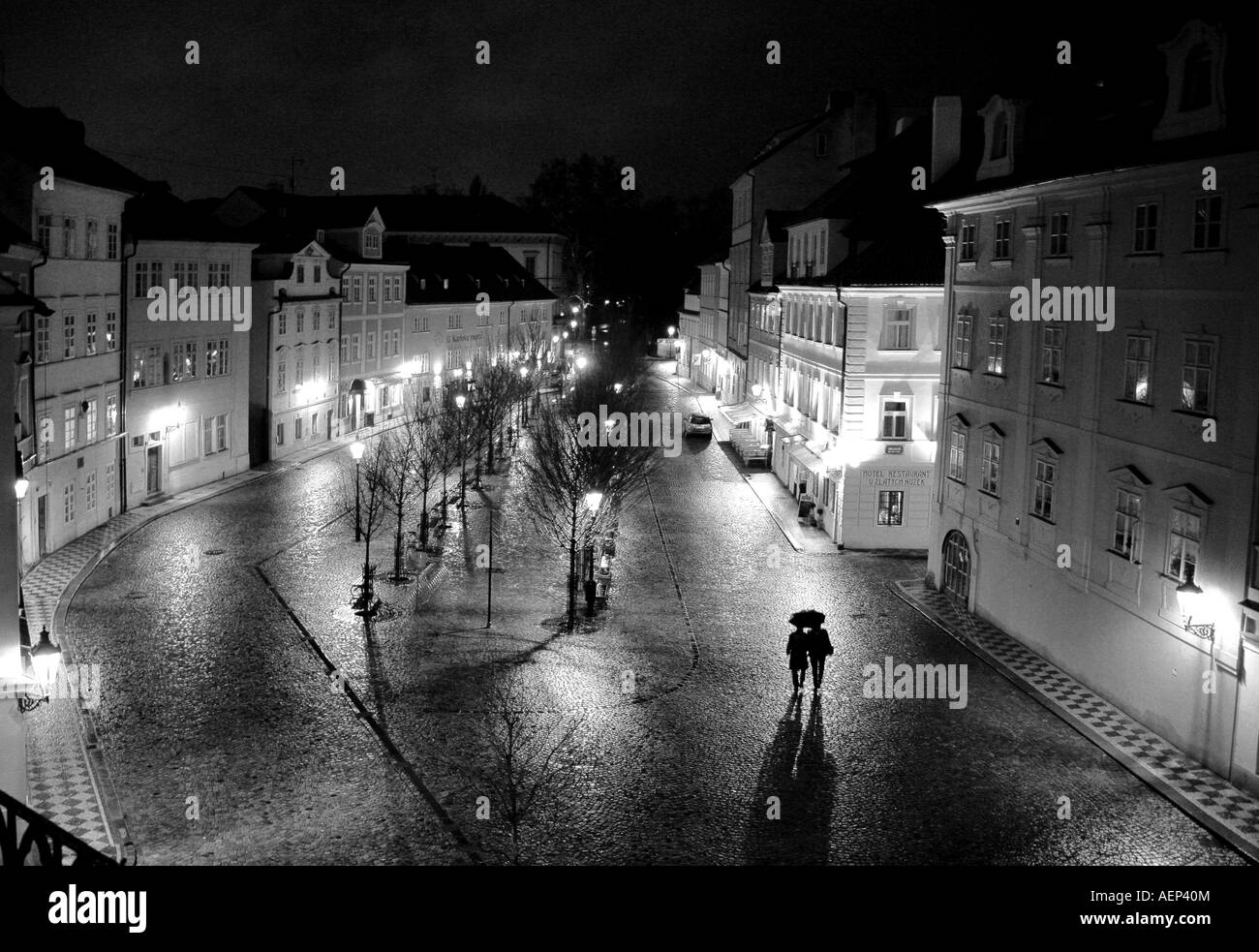REISE Prag Tschechische Republik Menschen im Regen auf einem Platz in der Prager Innenstadt Stock Photo