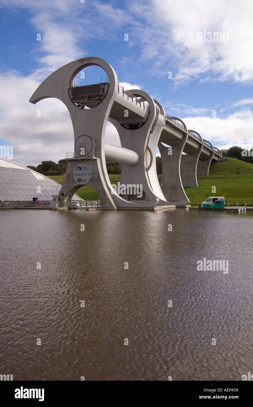 dh Falkirk Wheel CAMELON STIRLINGSHIRE Canal revolving boat lift boating basin Forth Clyde Union canals industrial architecture uk scotland waterway Stock Photo