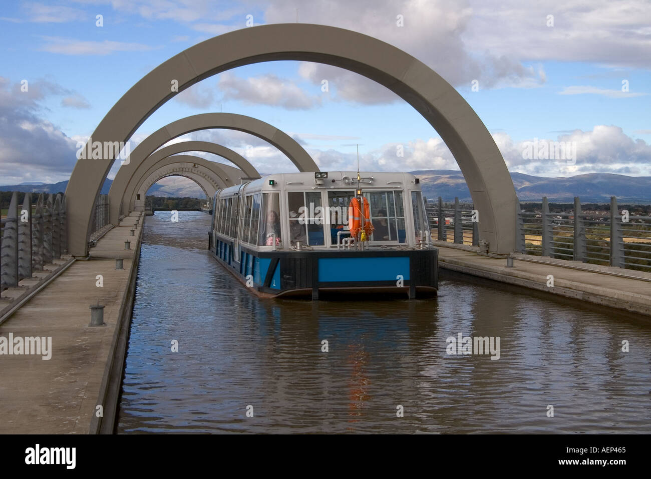 dh Falkirk Wheel CAMELON STIRLINGSHIRE Scottish Tourist launch Union canals boat lift scotland canal viaduct aqueduct link inland waterway Stock Photo