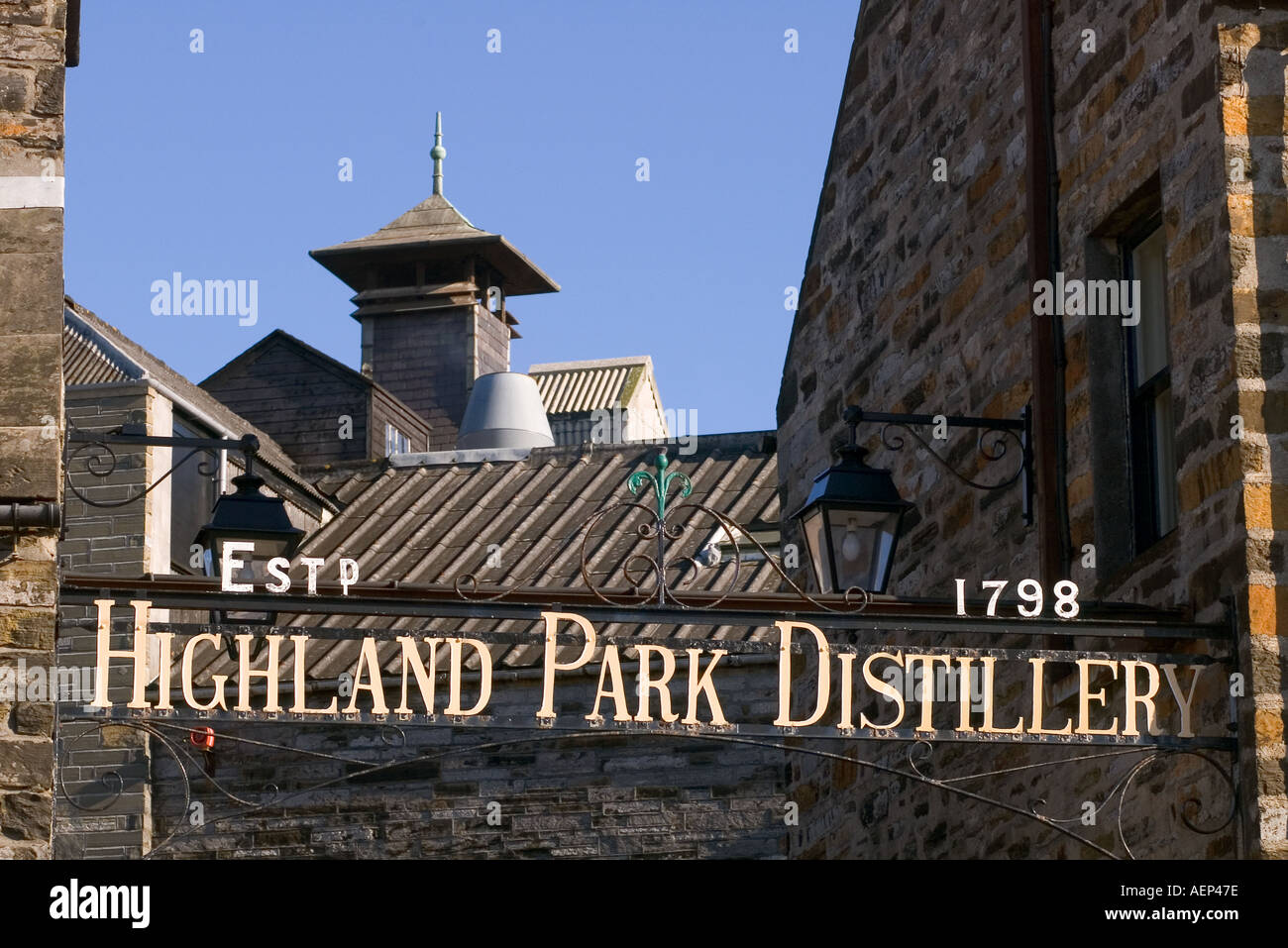 dh Highland Park Distillery KIRKWALL ORKNEY Scottish distilleries Malt whisky distillery sign Kiln chimney Scotland whiskey Stock Photo