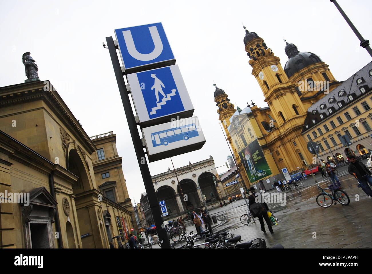 U Bahn Station Schild am Odeonsplatz mit Theatinerkirche Muenchen am 11.08.2007 Stock Photo