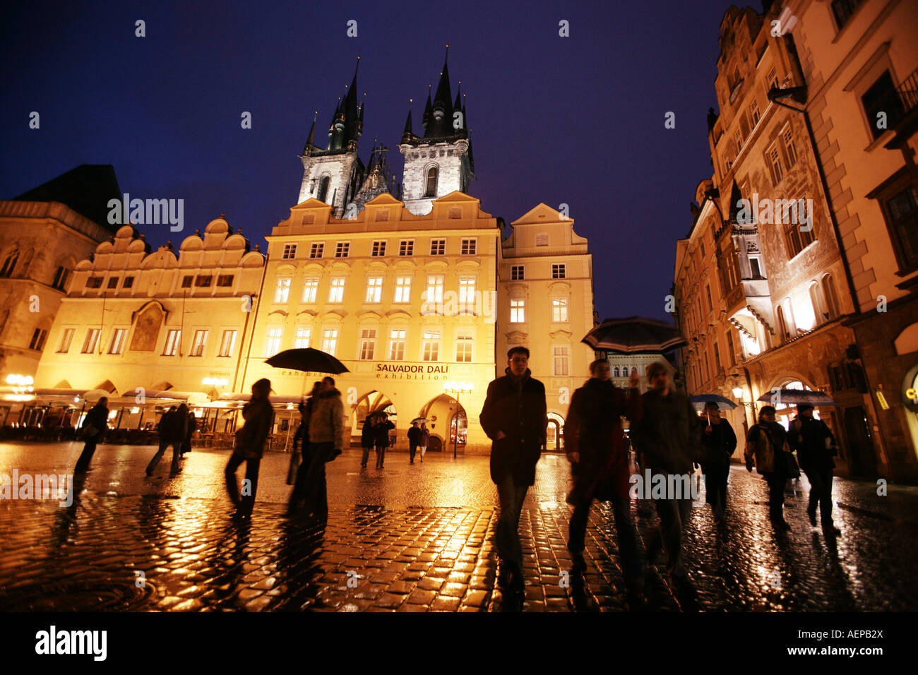 REISE Prag Reise Prag Tschechische Republik Menschen im Regen auf dem Altstaedter Ring in der Prager Innenstadt Stock Photo