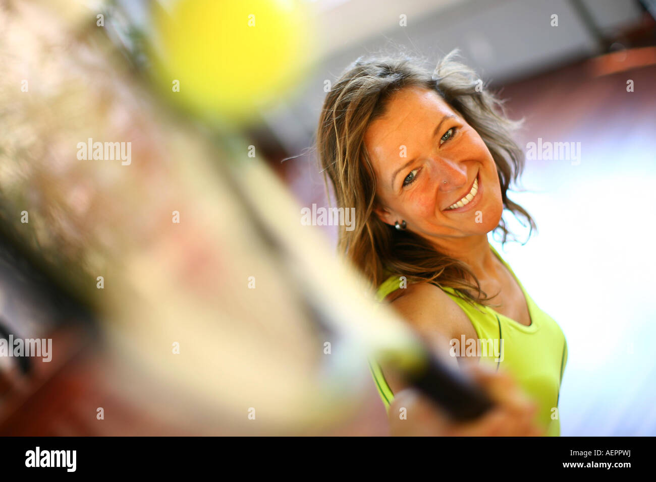 Junge Frau spielt mit Tennisschlaeger und Tennisball , Woman with tennisracket and tennisball Stock Photo