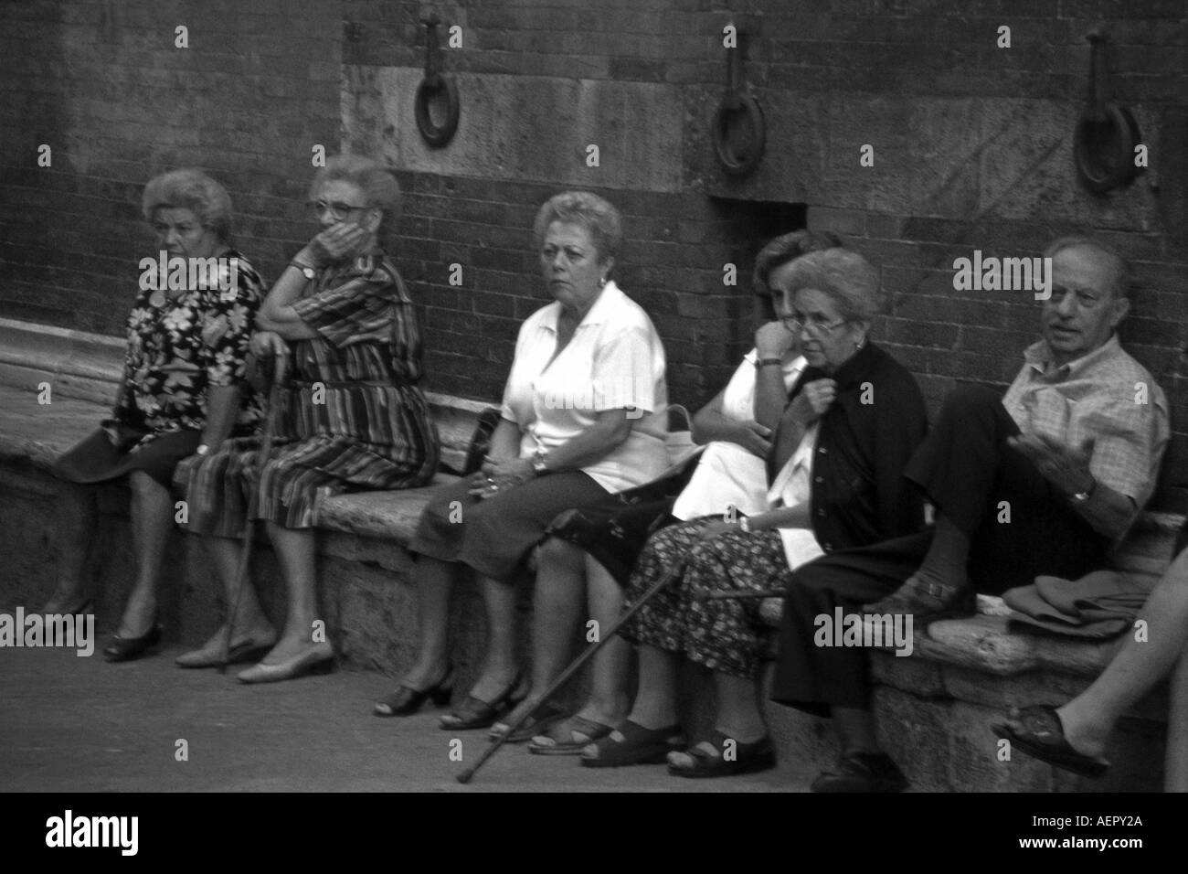 Group old women gather talk hi-res stock photography and images - Alamy