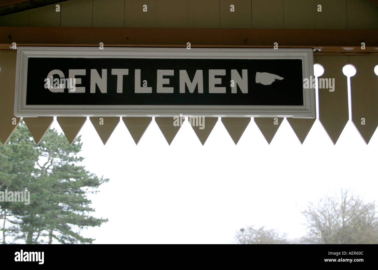 Cheltenham Racesourse Sign Cheltenham racecourse station hi-res stock photography and images - Alamy