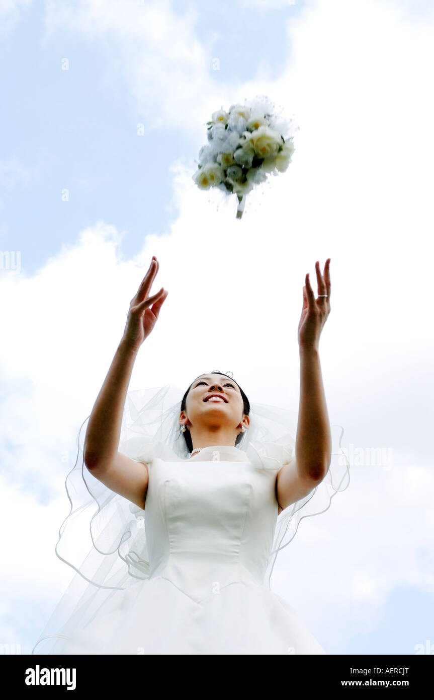 Bride who throws a bouquet Stock Photo Alamy