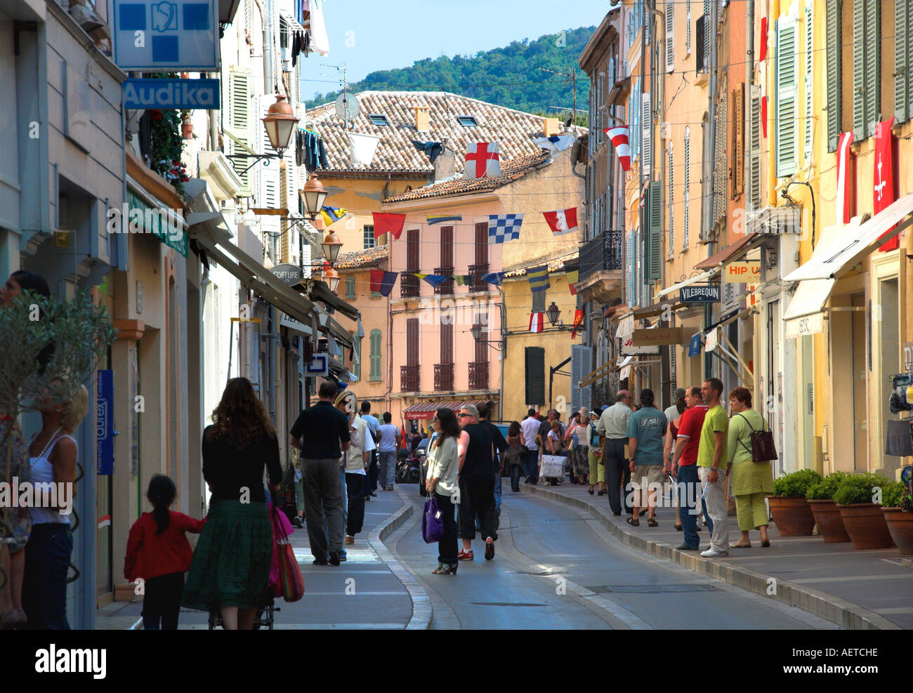 Shopping in Provence Shops and Shoppers in St Tropez town centre EDITORIAL  USE ONLY Stock Photo - Alamy