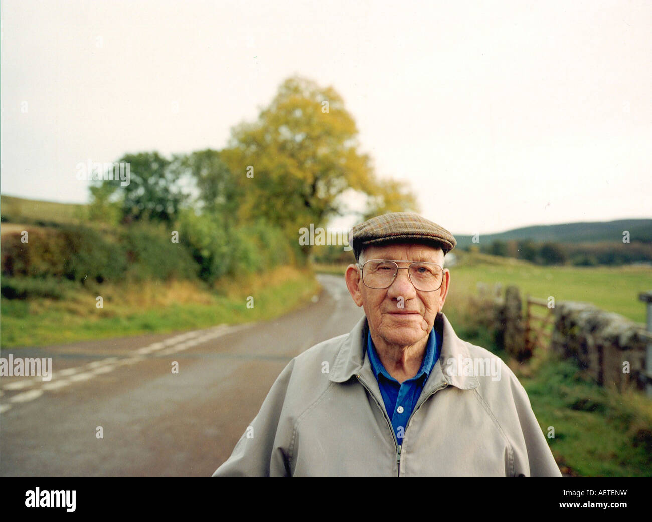 Old man flat cap walking hi-res stock photography and images - Alamy