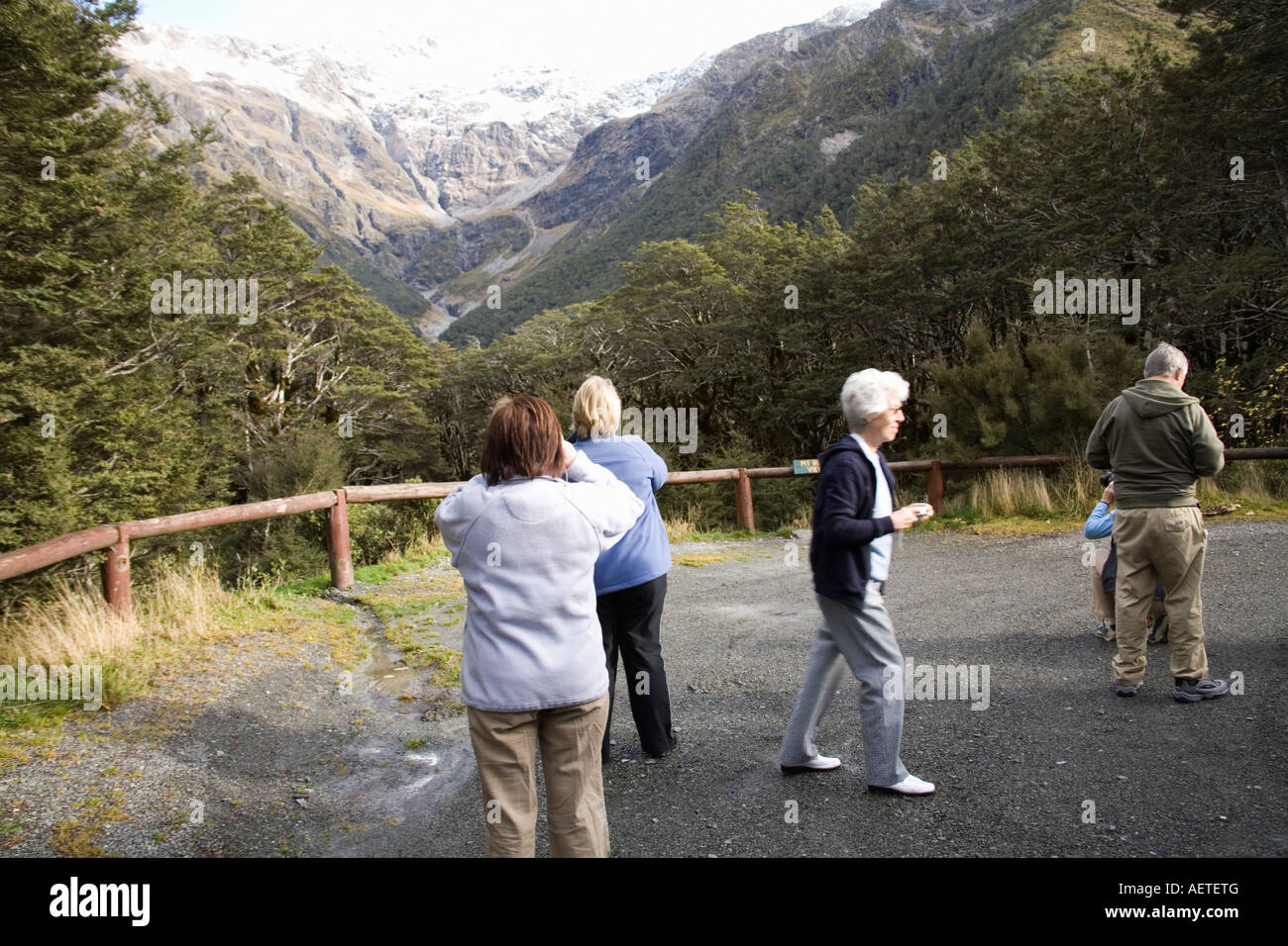 ARTHUR'S PASS CENTRAL SOUTH ISLAND NEW ZEALAND May Group of tourists photographing the snow covered Mount Rolleston Stock Photo