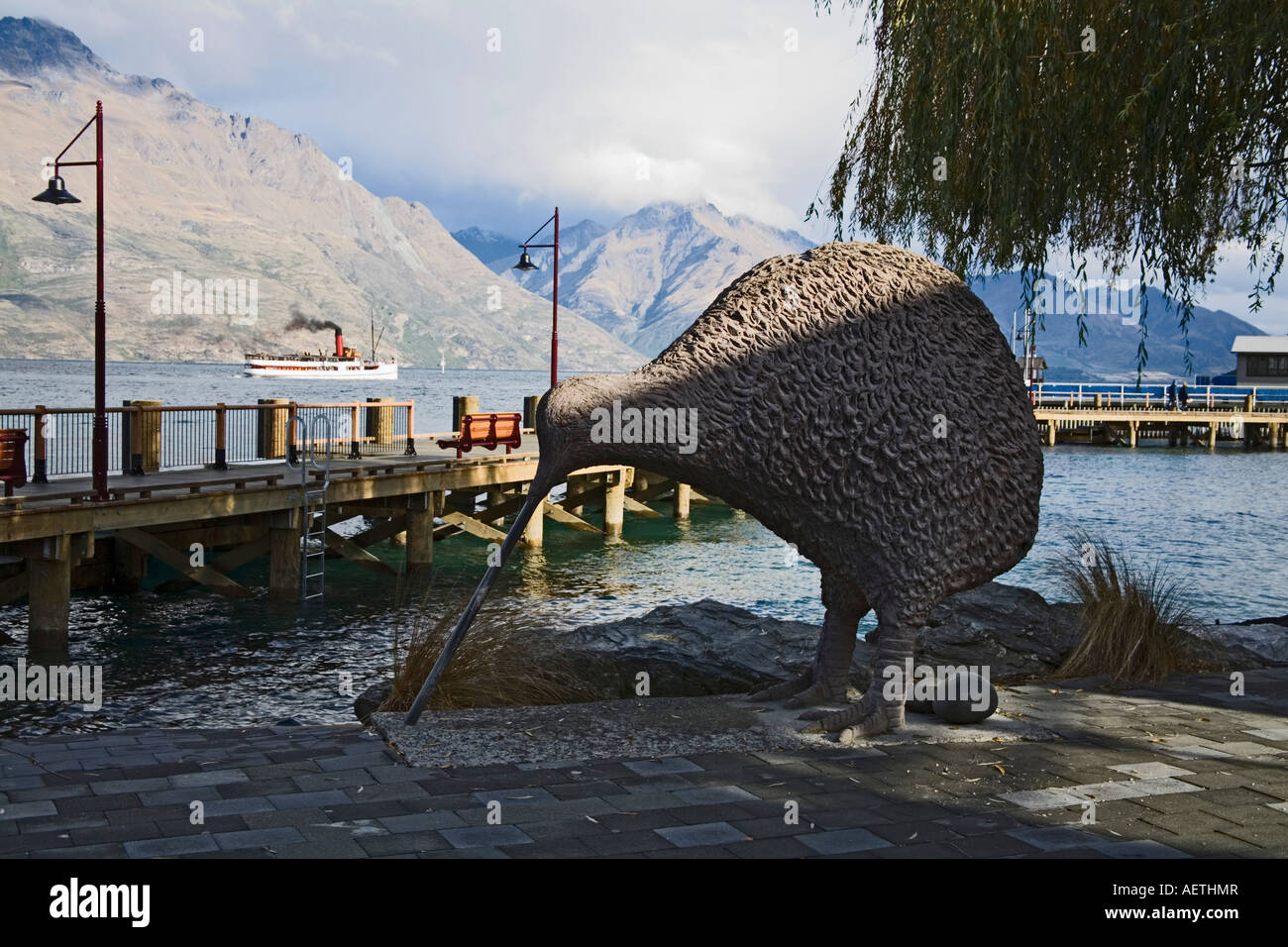 QUEENSTOWN SOUTHERN LAKES SOUTH ISLAND NEW ZEALAND May Statue of a Kiwi bird Stock Photo