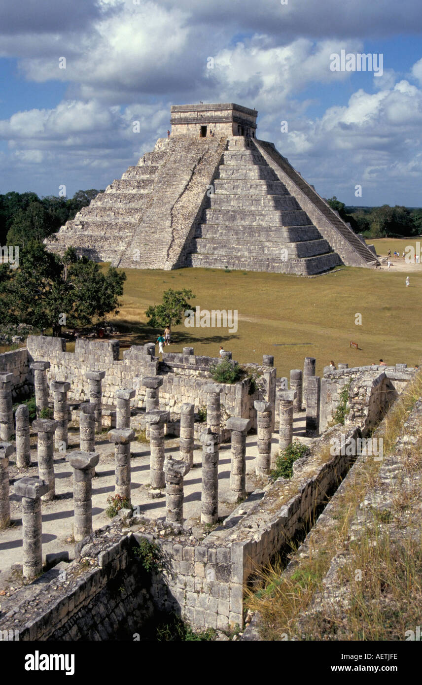 One thousand Mayan columns and the great pyramid El Castillo Chichen Itza UNESCO World Heritage Site Yucatan Mexico Central Amer Stock Photo
