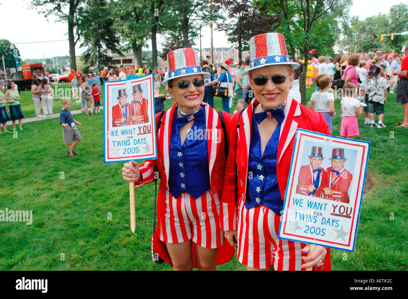 Twin Sisters who look alike dress alike and act alike as twins at the Twins gathering in Ohio USA America at gathering to be alike 3000 other twins Stock Photo