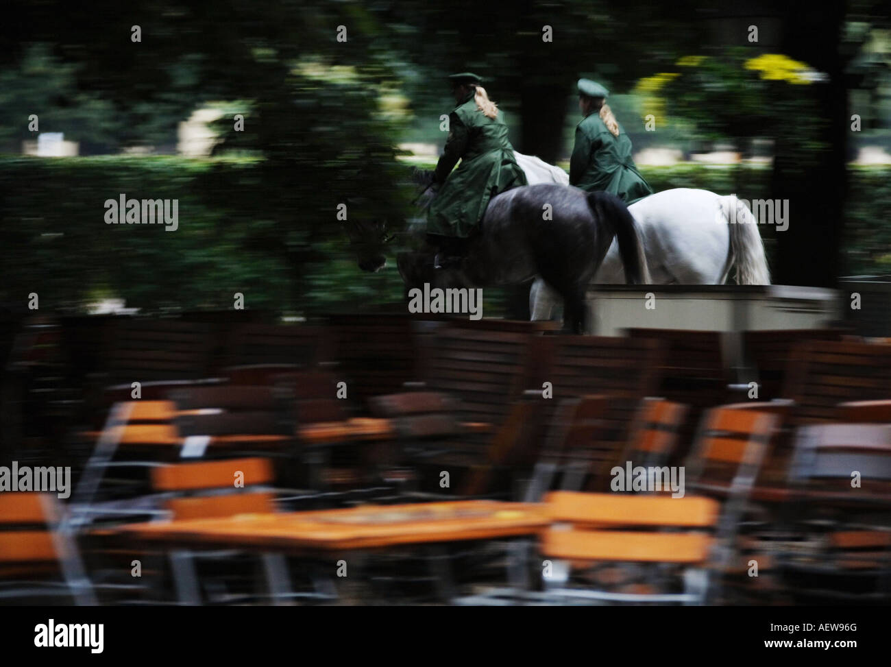 Muenchen berittene Polizei Zwei blonde Polizistinnen reiten mit Pferden am Biergarten im Hofgarten am Odeonsplatz vorbei Stock Photo