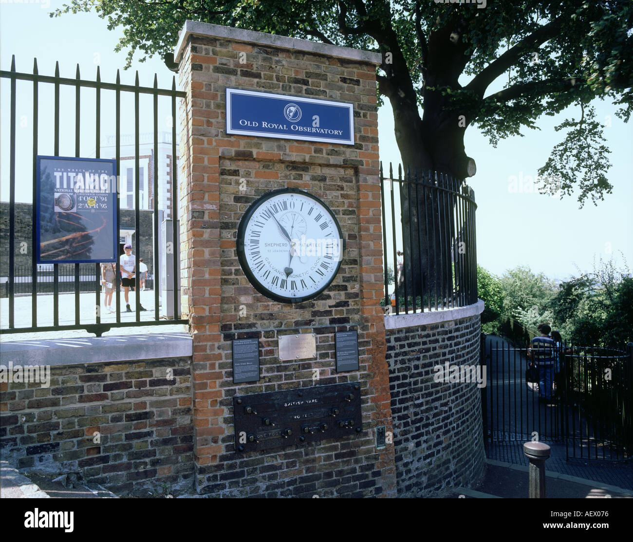 Greenwich Meridian And GMT Clock World Heritage GREENWICH UK Stock greenwich-meridian-and-gmt-clock-world-heritage-greenwich-uk-stock