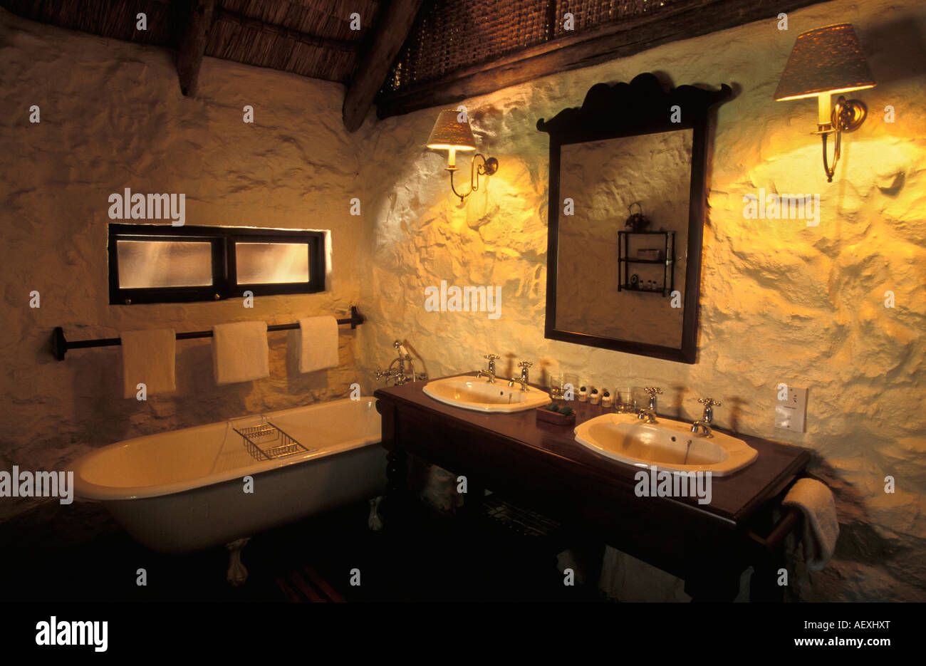 Zimbabwe Kariba, Elegant bathroom with bathtub in Katete Safari Lodge Stock Photo