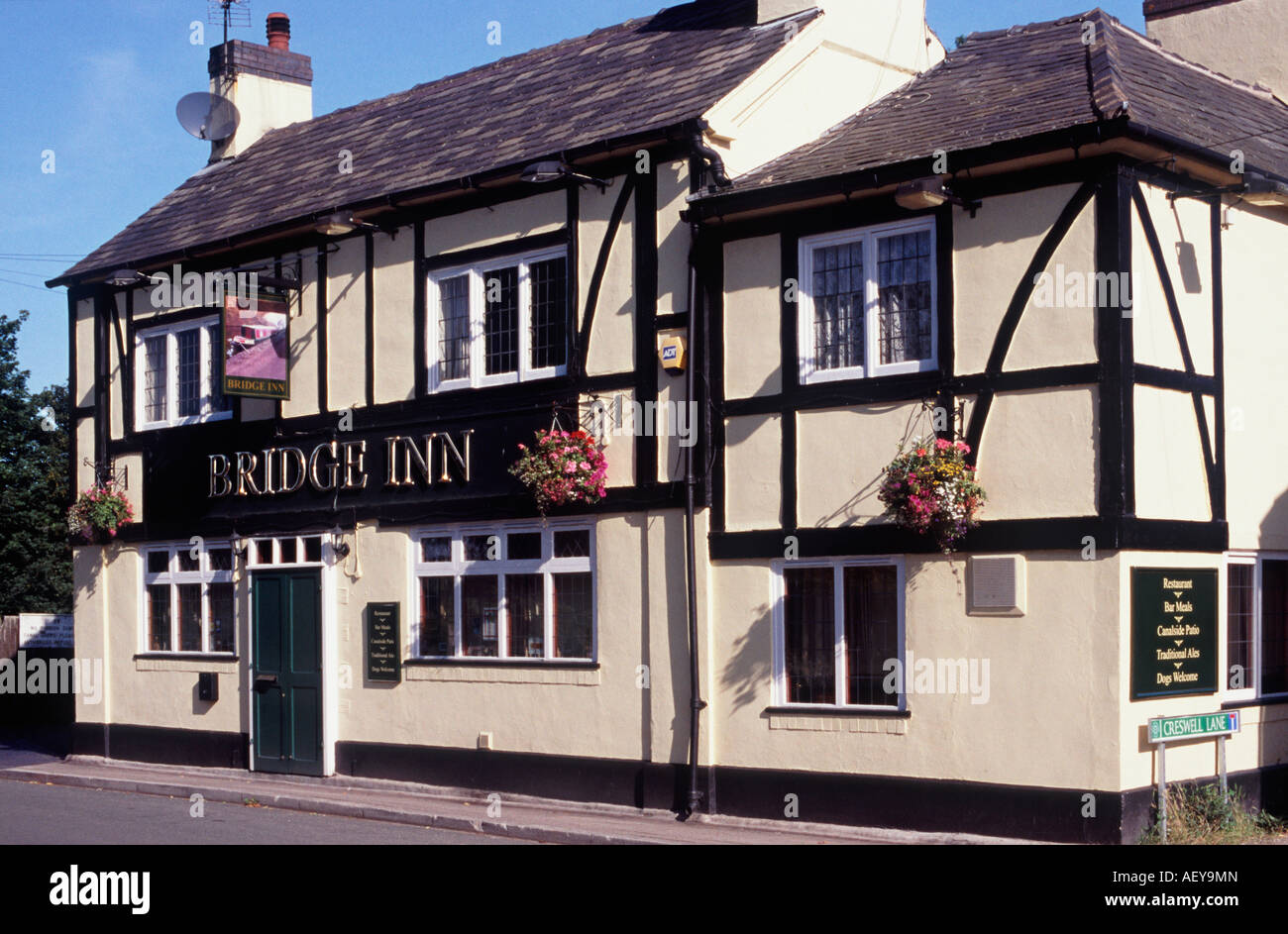 Bridge Inn: Traditional narrowboating pub and restaurant beside the Shropshire Union Canal at Brewood, Staffordshire, England Stock Photo