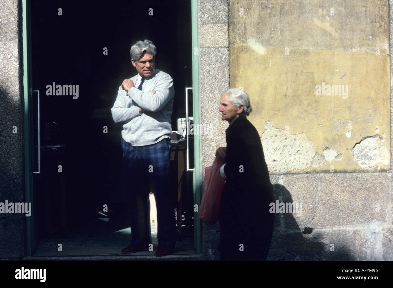 Old lady looks hi-res stock photography and images - Alamy
