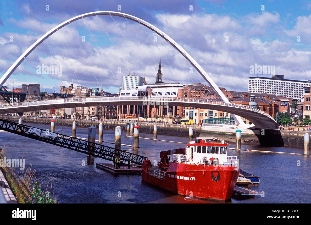 Millennium Bridge and River Tyne, Gateshead, Tyne and Wear, UK Stock Photo