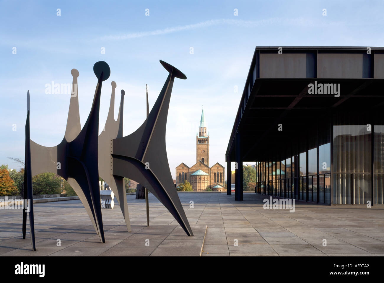 Berlin, Neue Nationalgalerie, und Matthäi-Kirche Stock Photo