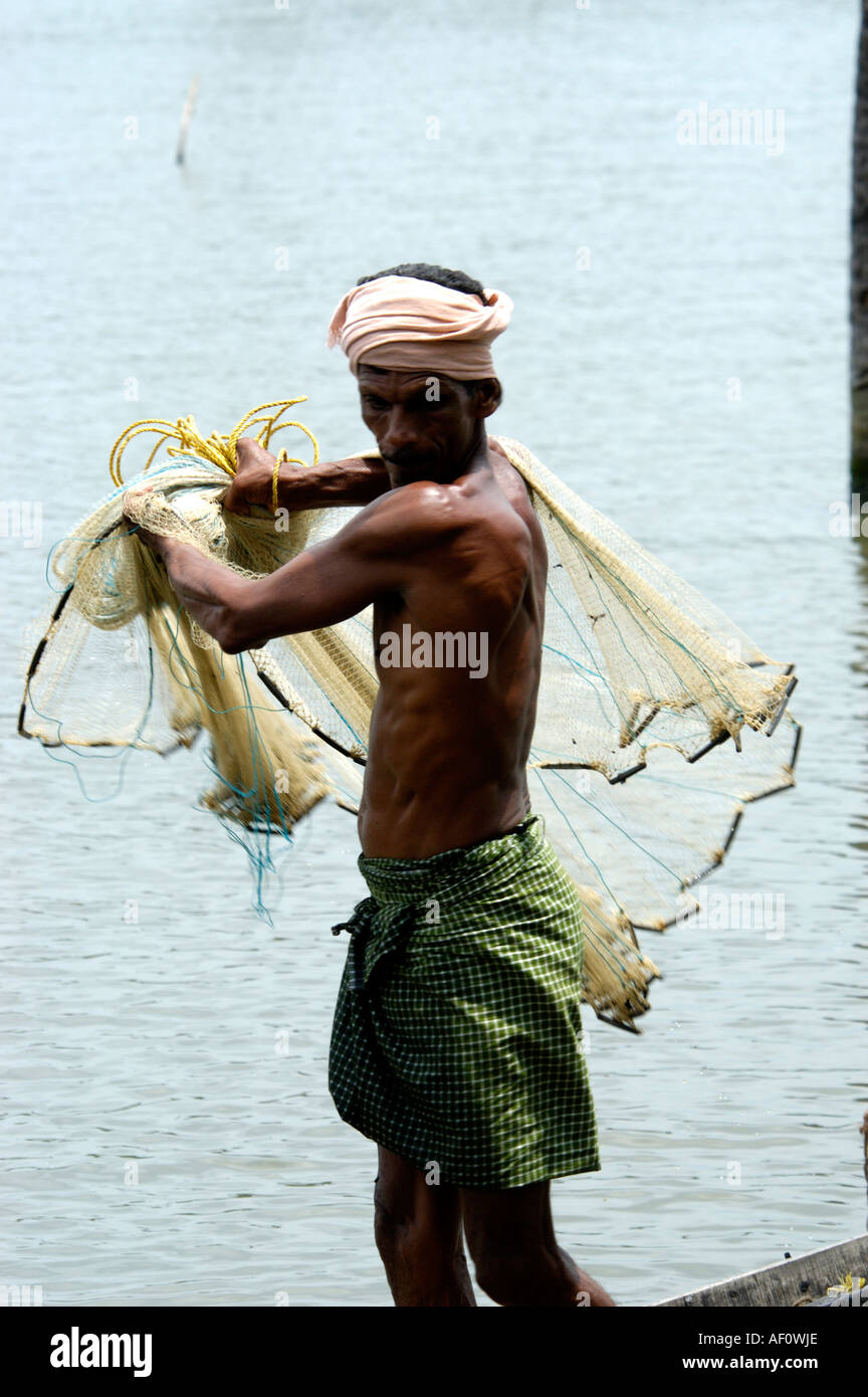 ROUND THROW-NET FISHING, KUMBALANGHI NEAR KOCHI Stock Photo - Alamy
