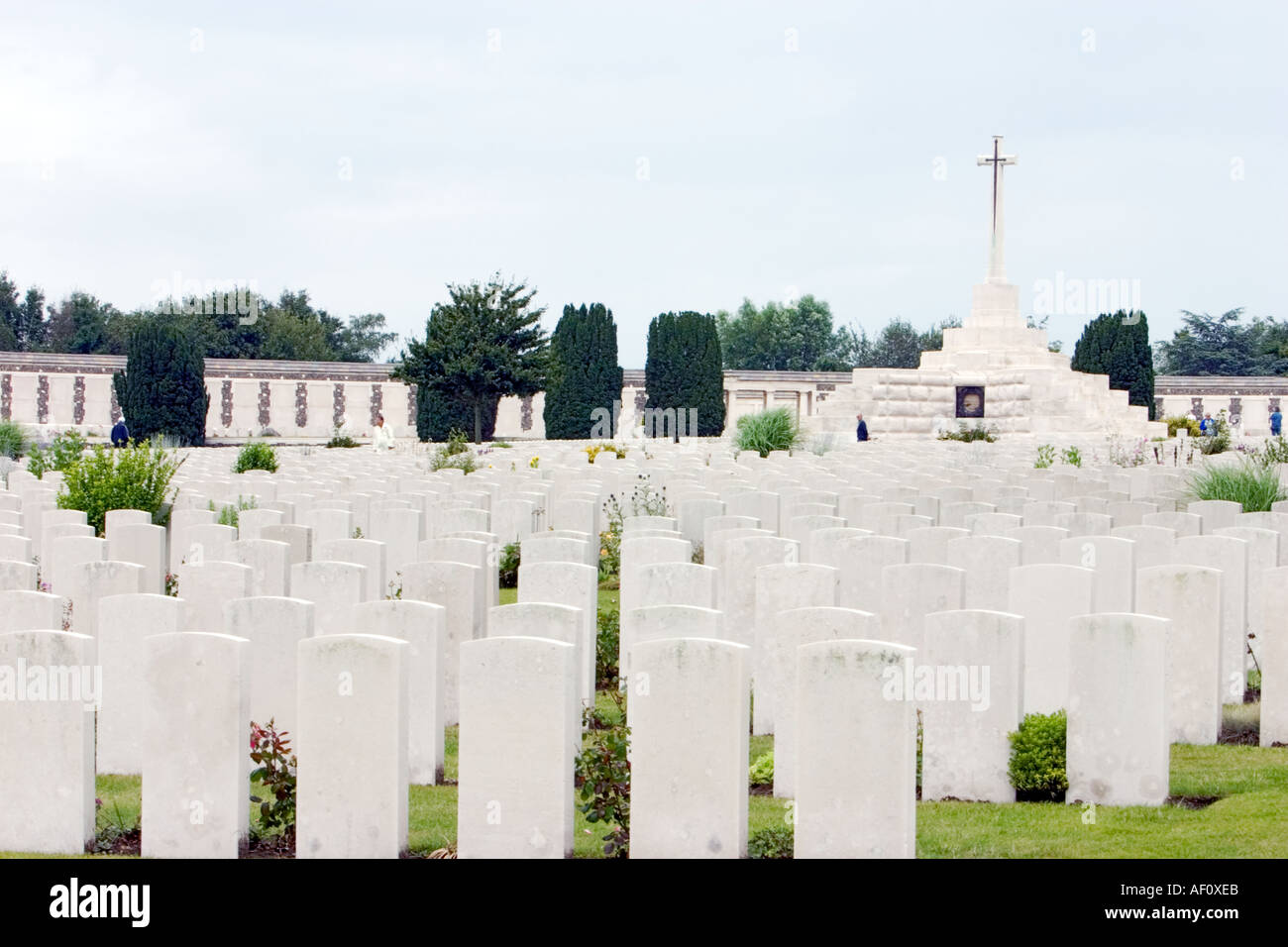 Cross of Sacrifice with graves facing towards it Tyne Cot WW1 Commonwealth Cemetery Passendale Passchendale Flanders Belg Stock Photo