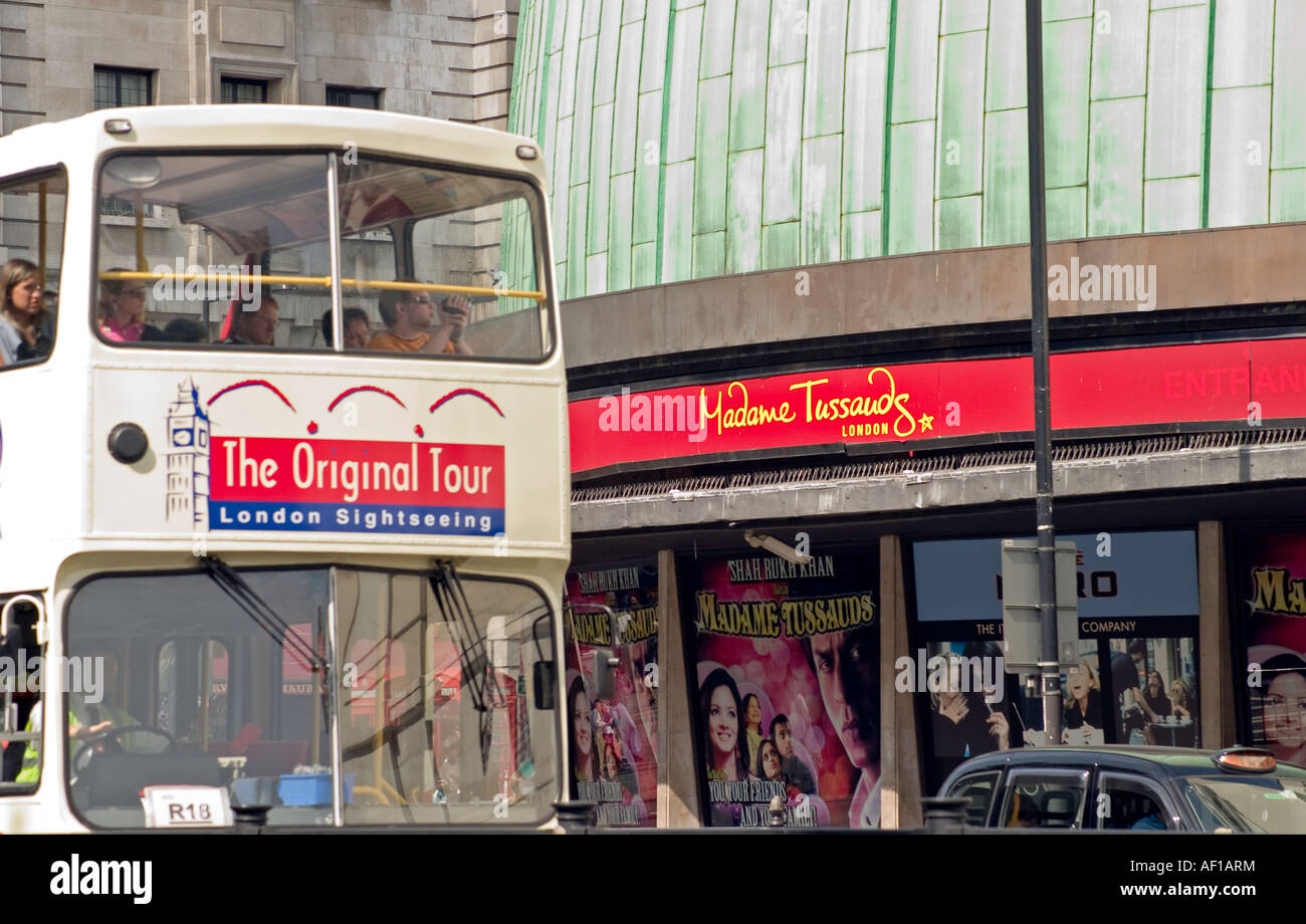 London Tour Buss Passes Down Baker Street Past Madame Tussauds. Stock Photo