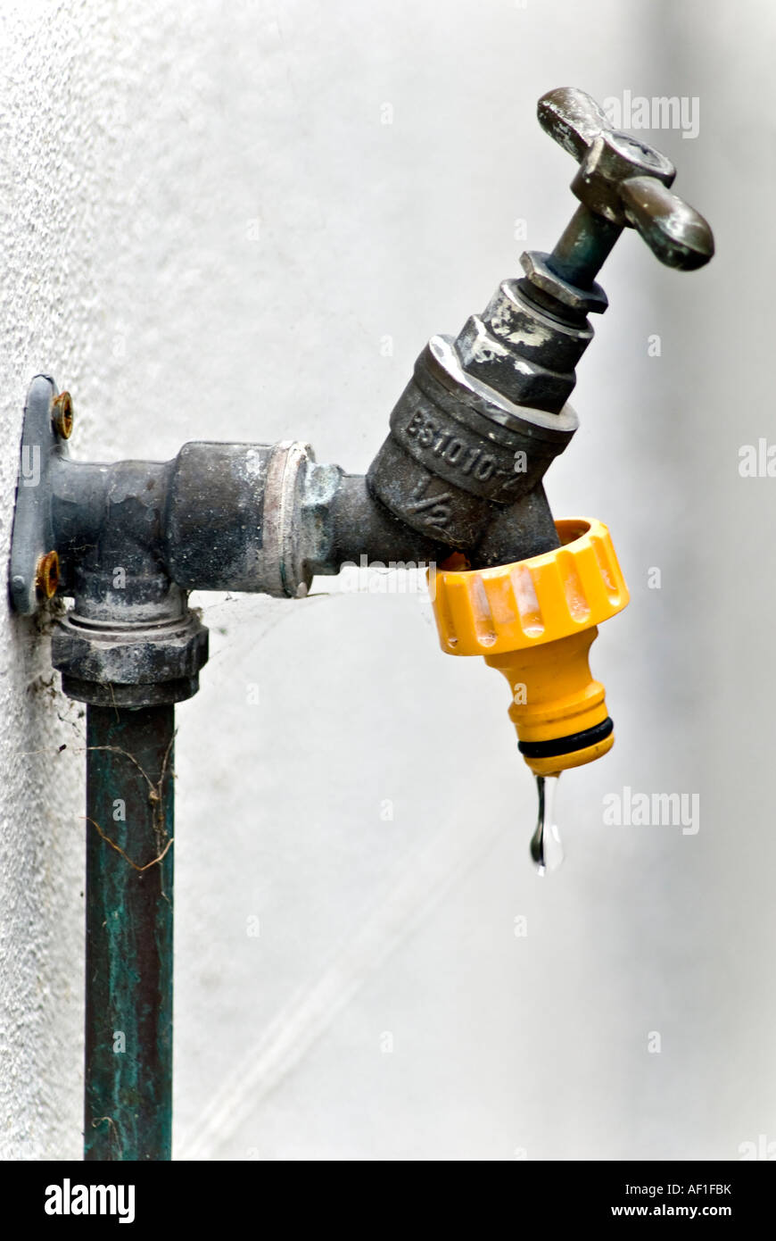 OUTDOOR TAP DRIPPING GARDEN TAP Stock Photo Alamy