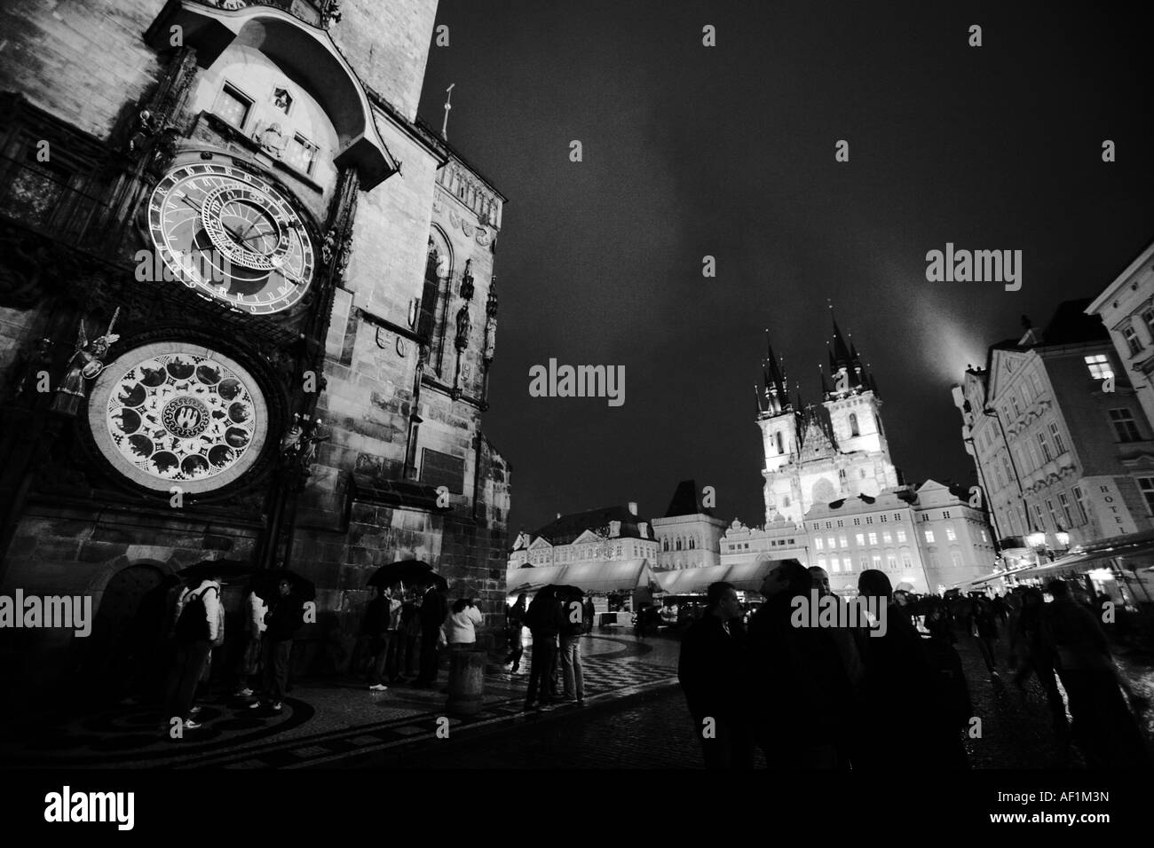Reise Prag Tschechische Republik Menschen am Alstaedter Rathaus mit der weltberuehmten astronomischen Uhr Stock Photo